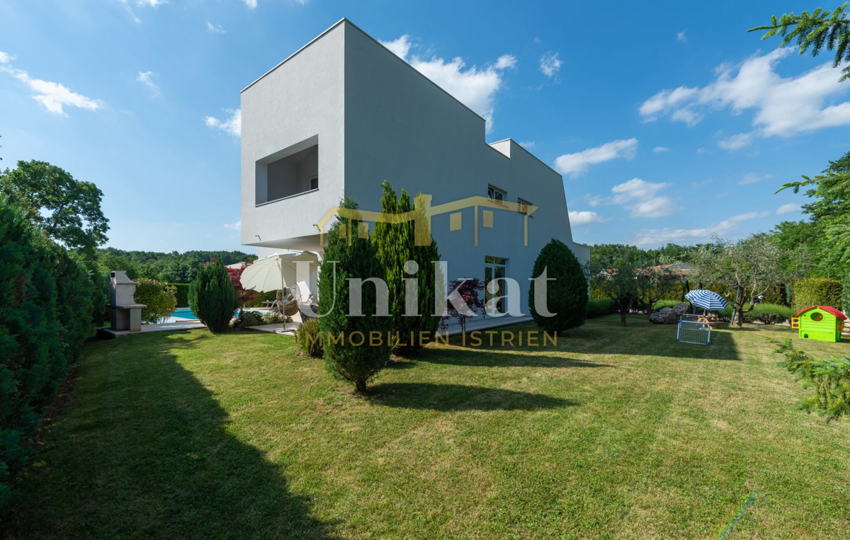 Villa moderna con piscina interna ed esterna